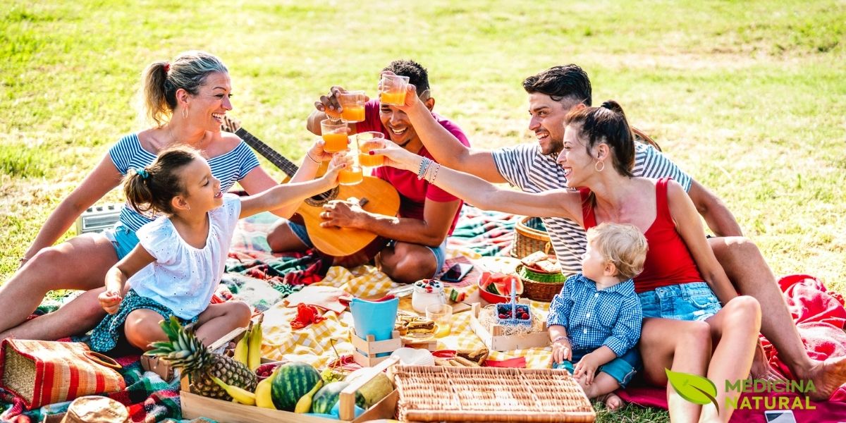 Momento de piquenique familiar ao ar livre com alimentos frescos e saudáveis. Refeições ao ar livre combinam alimentação consciente com conexão com a natureza e a família, tornando a experiência alimentar mais prazerosa e memorável durante as férias. Momento de piquenique familiar ao ar livre com alimentos frescos e saudáveis. Refeições ao ar livre combinam alimentação consciente com conexão com a natureza e a família, tornando a experiência alimentar mais prazerosa e memorável durante as férias.