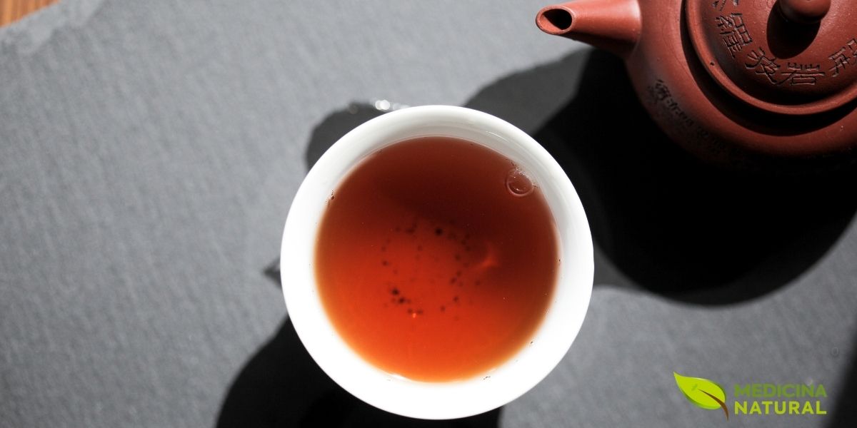 O bule de argila Yixing é o utensílio preferido para preparar chá oolong de alta qualidade. A argila porosa absorve os óleos do chá ao longo do tempo, desenvolvendo uma pátina que melhora o sabor com cada preparo. Este método tradicional permite múltiplas infusões que revelam novas nuances a cada vez.