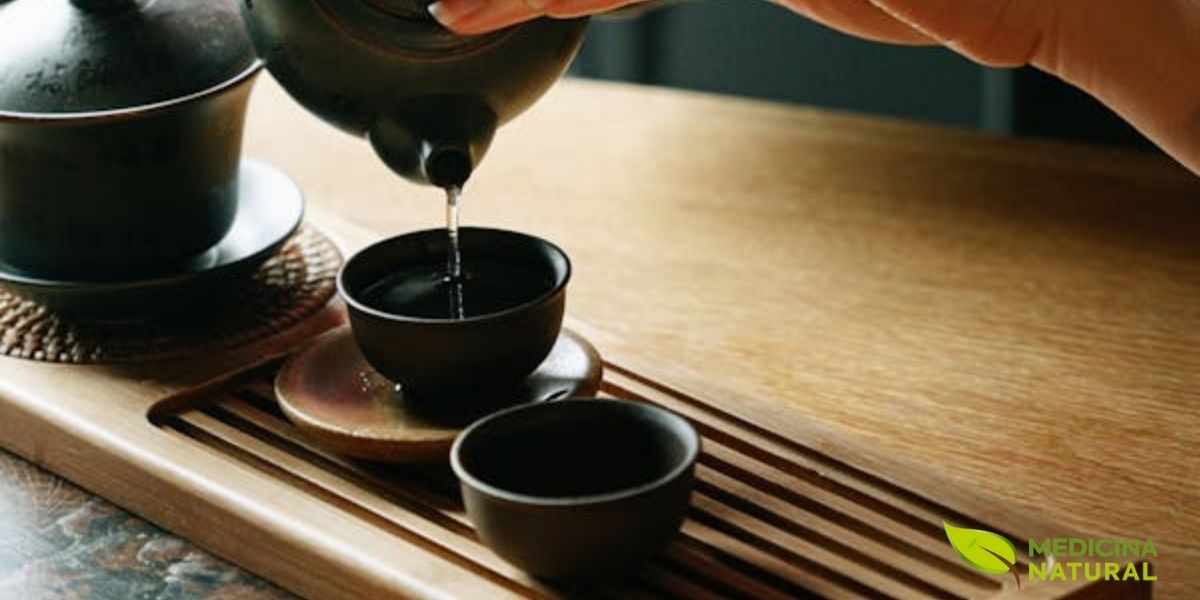 A cerimônia Gongfu Cha é o método tradicional chinês para preparar chá oolong de alta qualidade. Utilizando um pequeno bule de argila Yixing ou Gaiwan, este método emprega uma alta proporção de folhas para água e múltiplas infusões curtas (30-45 segundos cada) para extrair as diferentes camadas de sabor e aroma do chá.