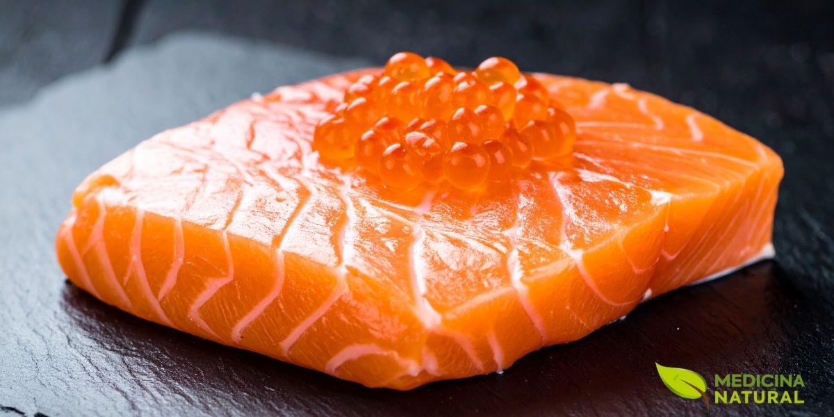 O salmão selvagem é uma fonte excepcional de proteína de alta qualidade e ômega-3, ácidos graxos essenciais que promovem a saúde cardiovascular e reduzem a inflamação. Além de fornecer aminoácidos para a síntese de albumina, o salmão oferece vitaminas D, B12 e A, tornando-se um superalimento para a saúde geral.