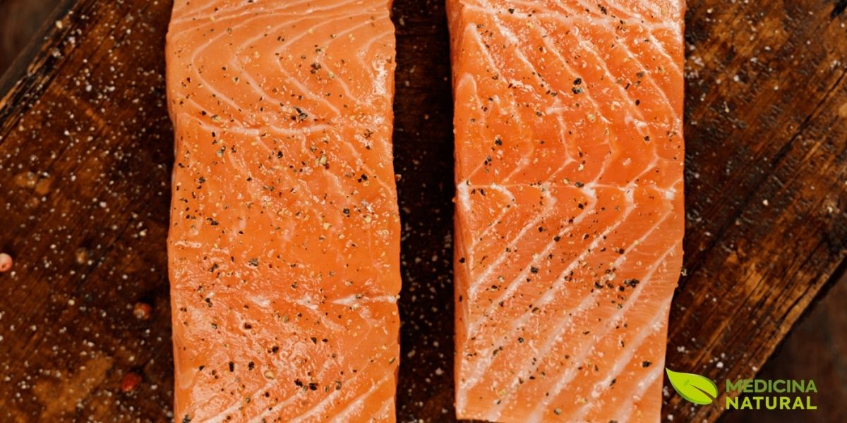 O salmão é um peixe rico em vitamina B12 e ômega-3, nutrientes que auxiliam na prevenção da anemia e na manutenção da saúde cardiovascular. Incluir o salmão na dieta contribui para o bem-estar geral e a vitalidade do corpo.