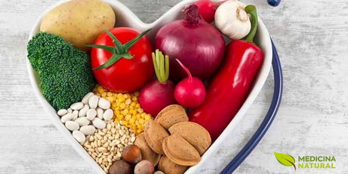 A alimentação desempenha um papel crucial na saúde do coração. Uma dieta rica em frutas, vegetais, grãos integrais e gorduras saudáveis pode reduzir significativamente o risco de doenças cardiovasculares, promovendo um coração mais forte e resistente.