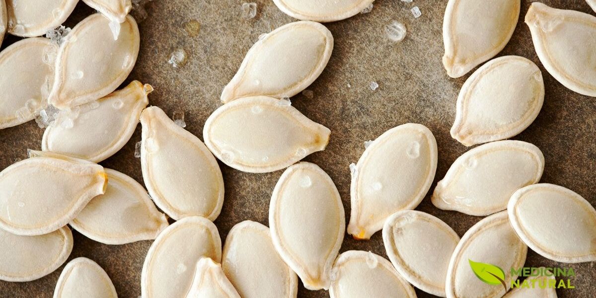 Sementes de abóbora naturais, a matéria-prima para o óleo de semente de abóbora utilizado no tratamento da calvície. Estudos clínicos mostraram que homens que consumiram 400mg de óleo de semente de abóbora diariamente por 24 semanas experimentaram um aumento médio de 40% na contagem de cabelos, tornando este um dos tratamentos naturais mais promissores para a alopecia androgenética.