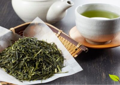 O Sencha é o chá verde mais popular no Japão, representando cerca de 80% da produção nacional. Suas folhas são vaporizadas imediatamente após a colheita para interromper a oxidação, depois enroladas em formas de agulha características. O processo de vaporização confere ao Sencha sua cor verde vibrante e sabor umami pronunciado, com notas vegetais e marinhas. A infusão apresenta uma tonalidade verde-amarelada brilhante. O teor de catequinas é alto, embora menor que no matcha, pois apenas a infusão é consumida.