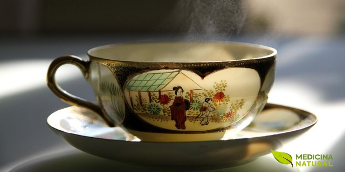 A cor da infusão do Sencha varia de verde-amarelada clara a dourada, dependendo da variedade e do tempo de vaporização. O Asamushi Sencha (vaporização leve de 15-30 segundos) produz infusão mais clara e sabor delicado, enquanto o Fukamushi Sencha (vaporização profunda de 60-120 segundos) resulta em infusão mais escura e encorpada.