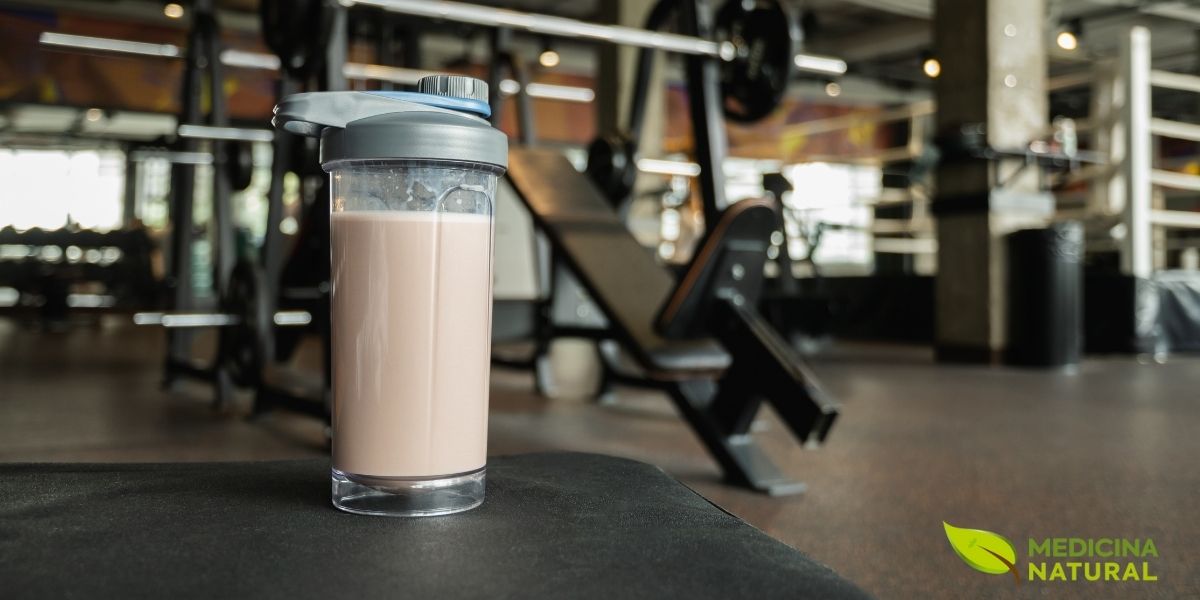 Shakes proteicos naturais são ferramentas práticas para atingir necessidades nutricionais elevadas. Combine proteína de qualidade, carboidratos e gorduras saudáveis para recuperação completa. Consuma dentro de 2 horas após o treino para maximizar a janela anabólica. Ingredientes como banana, aveia e manteiga de amendoim são ideais.