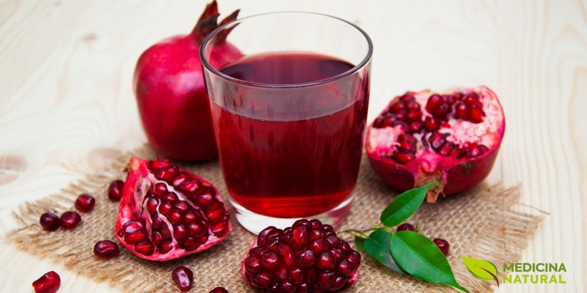 Rico em antioxidantes, o suco de romã tem sido associado a benefícios para a saúde renal. Estudos sugerem que seu consumo pode ajudar a reduzir o estresse oxidativo nos rins e diminuir o risco de formação de pedras, tornando a urina um ambiente menos propício para a cristalização de minerais. É uma opção natural e saborosa.