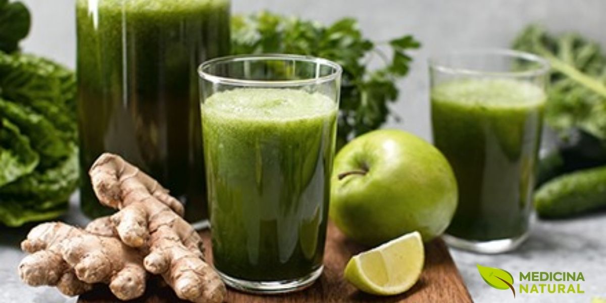 Sucos detox verdes podem ser armazenados em garrafas de vidro, demonstrando a praticidade de preparar porções antecipadas para a semana. Embora o ideal seja o consumo imediato, o armazenamento adequado em recipientes herméticos e refrigerados pode preservar parte dos nutrientes por até 24 horas.