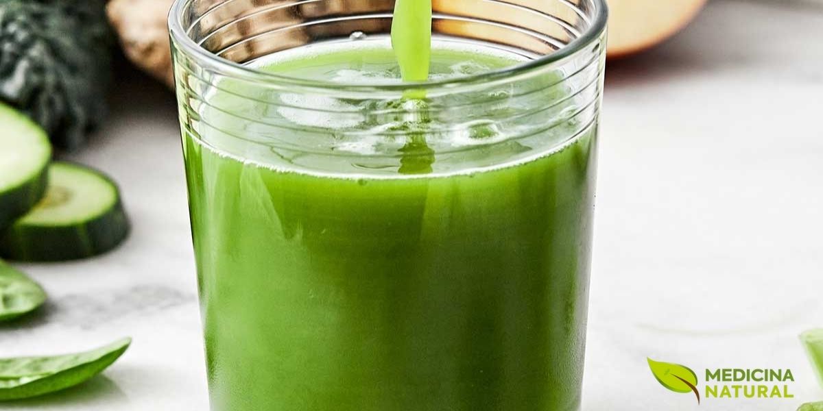 Suco verde sendo preparado com folhas frescas. O suco de folha-da-fortuna é obtido macerando 2-3 folhas frescas e pode ser consumido puro ou diluído em água. É tradicionalmente usado para tratar problemas digestivos, inflamações e como auxiliar no tratamento de diabetes. Dose recomendada: 5-10ml, 2-3 vezes ao dia.