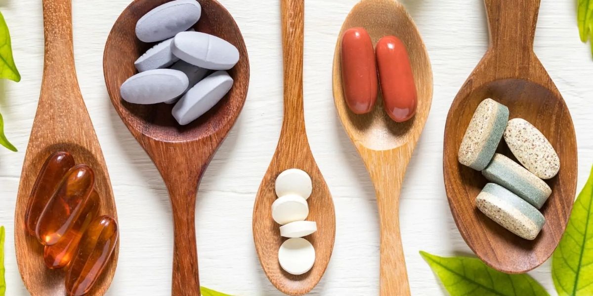 Suplementos como o Ômega-3, a Vitamina D e o SAM-e podem ser úteis no tratamento da depressão, mas devem ser usados com cautela. A suplementação deve ser sempre orientada por um profissional de saúde para garantir a dosagem correta e evitar interações medicamentosas, assegurando um tratamento seguro e eficaz.