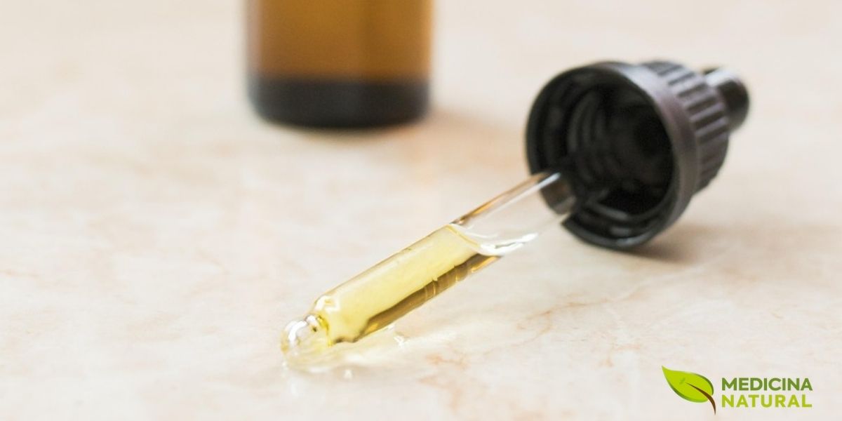 As tinturas medicinais são extratos concentrados de plantas obtidos através da maceração de ervas em álcool de cereais, resultando em preparações líquidas de alta potência e longa durabilidade. Este método de extração permite preservar os princípios ativos das plantas por anos, facilitando a dosagem através de gotas e proporcionando rápida absorção pelo organismo. As tinturas são especialmente indicadas para tratamentos que requerem doses pequenas e precisas, sendo administradas diluídas em água ou suco.