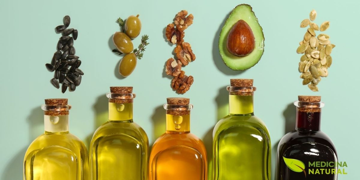 Diversas garrafas de óleos vegetais dispostas em fila: azeite de oliva, óleo de abacate, óleo de canola, óleo de gergelim e outros óleos culinários. Imagem que ilustra a variedade de opções disponíveis, enfatizando a importância de escolher óleos ricos em gorduras monoinsaturadas e poli-insaturadas, evitando óleos parcialmente hidrogenados que contêm gorduras trans prejudiciais à saúde cardiovascular.