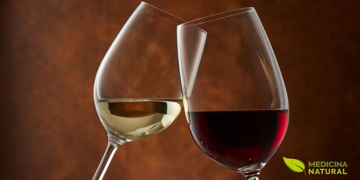 O vinho é um exemplo clássico de bebida rica em taninos. A sensação de adstringência e a estrutura do vinho são em grande parte devidas a esses compostos. Os taninos do vinho, como o resveratrol, são amplamente estudados por seus potenciais benefícios à saúde cardiovascular.